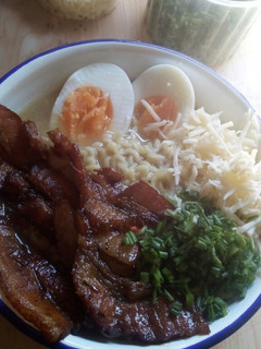 Una foto de RAMEN podrianos decir que es una sopa de fideos