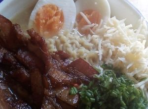 Una foto de RAMEN podrianos decir que es una sopa de fideos