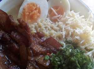 Una foto de RAMEN podrianos decir que es una sopa de fideos