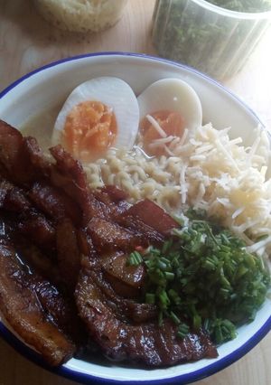 Una foto de RAMEN podrianos decir que es una sopa de fideos