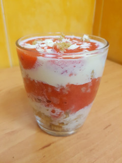 Una foto de Mug cake de fresas y leche condensada