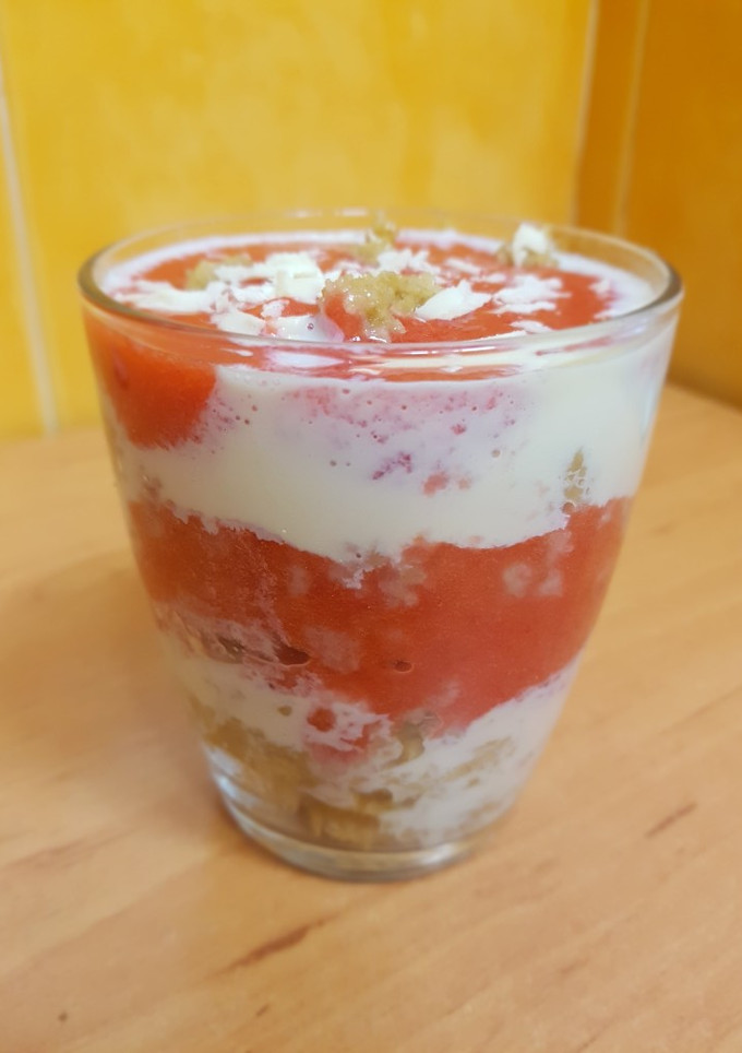 Una foto de Mug cake de fresas y leche condensada