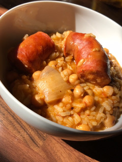 Una foto de Garbanzos con chorizo y arroz 🍛