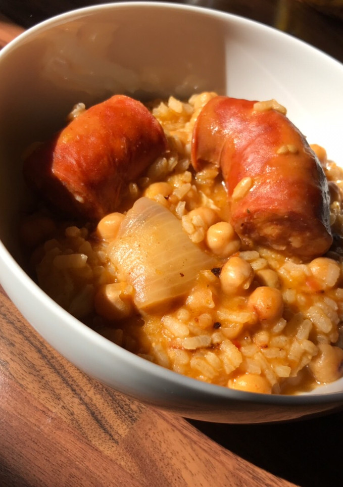 Una foto de Garbanzos con chorizo y arroz 🍛