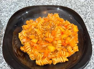 Una foto de Guiso de Fideos tirabuzón Vegano