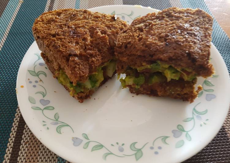 Easiest Way to Make Super Quick Homemade Gaucamole Veggie Sandwich