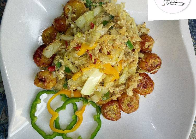 Simple Way to Prepare Perfect Fried plantain with steamed cabbage and egg