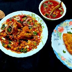 A picture of Chhola Samosa Chaat.
