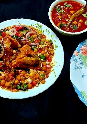 A picture of Chhola Samosa Chaat.