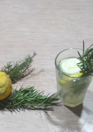 Una foto de Limonada con romero