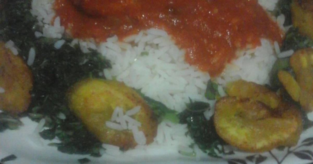White rice and stew with steamed spinach Recipe by Toyin Fasulu - Cookpad