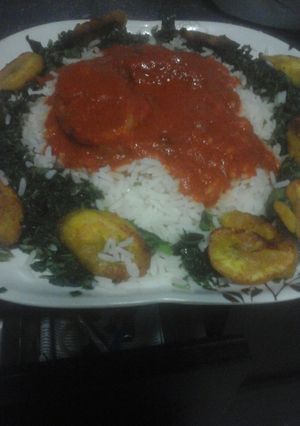 A picture of White rice and stew with steamed spinach.