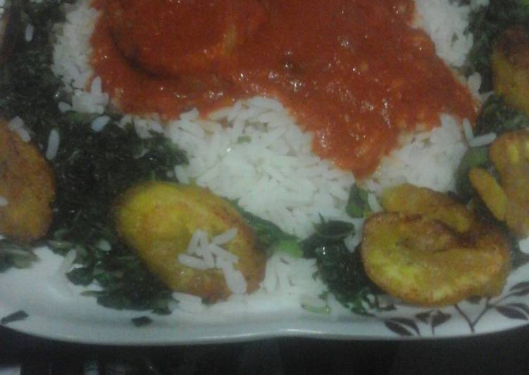 White rice and stew with steamed spinach