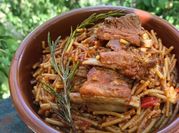 Una foto de cazuela de costillas adobadas