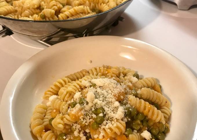 Modo semplice a Fai Veloce Fusilli zucca, piselli e pecorino