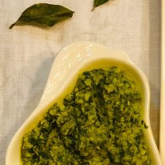 A picture of Cilantro chutney.