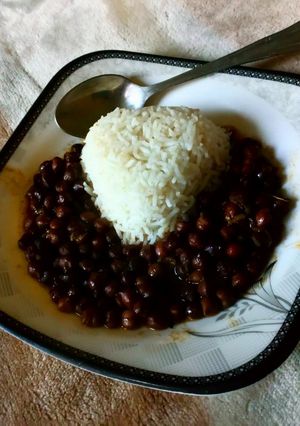 A picture of Black Chikpea with boiled rice.