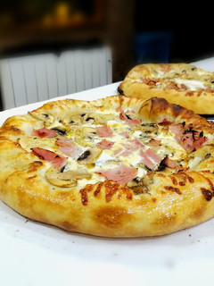 Una foto de Pizza con masa pizza napolitana gruesa