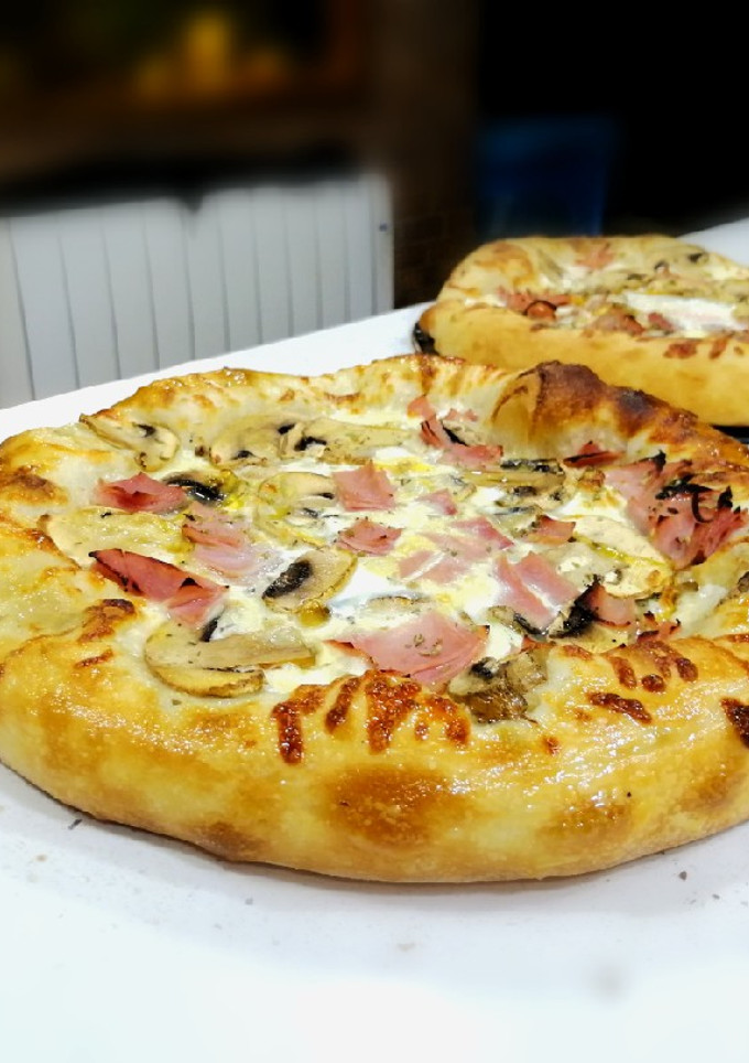 Una foto de Pizza con masa pizza napolitana gruesa