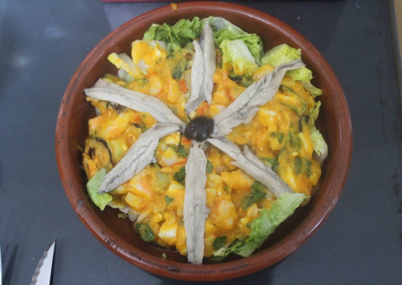 Ensalada de marisco con media aceituna