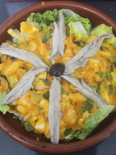 Una foto de Ensalada de marisco con media aceituna
