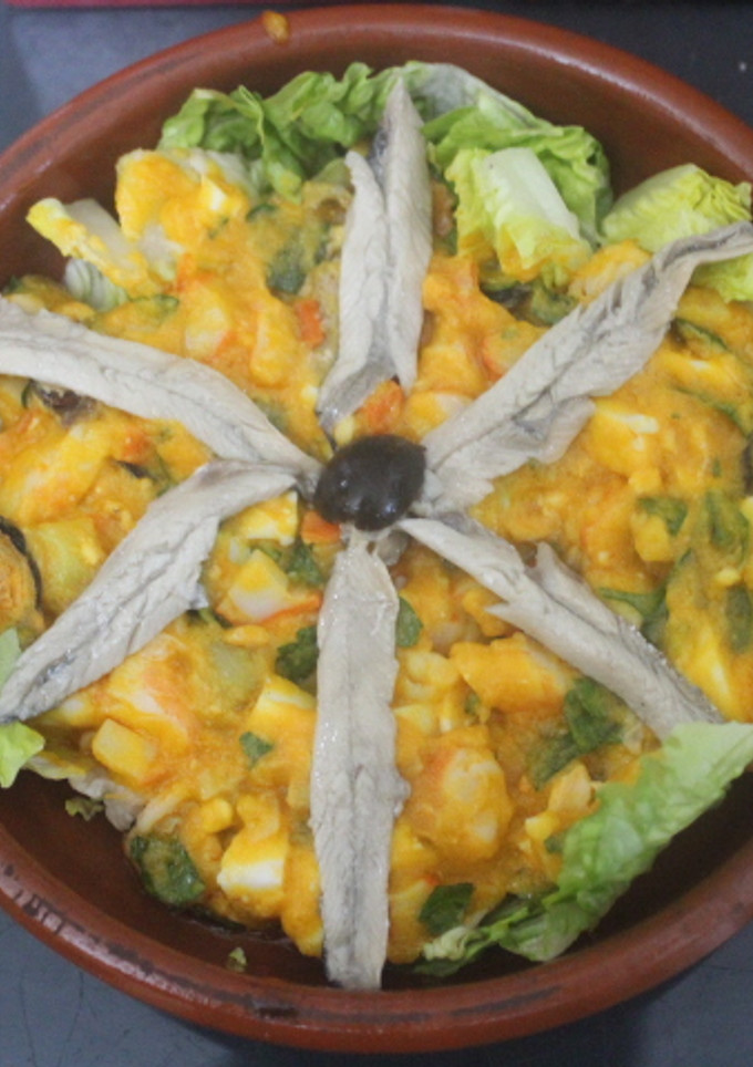 Una foto de Ensalada de marisco con media aceituna