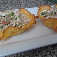 Una foto de Canastitas de queso rellenas de ensalada