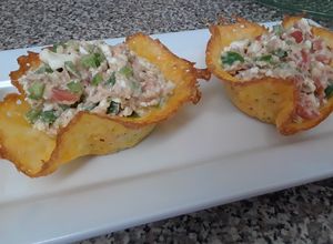 Una foto de Canastitas de queso rellenas de ensalada