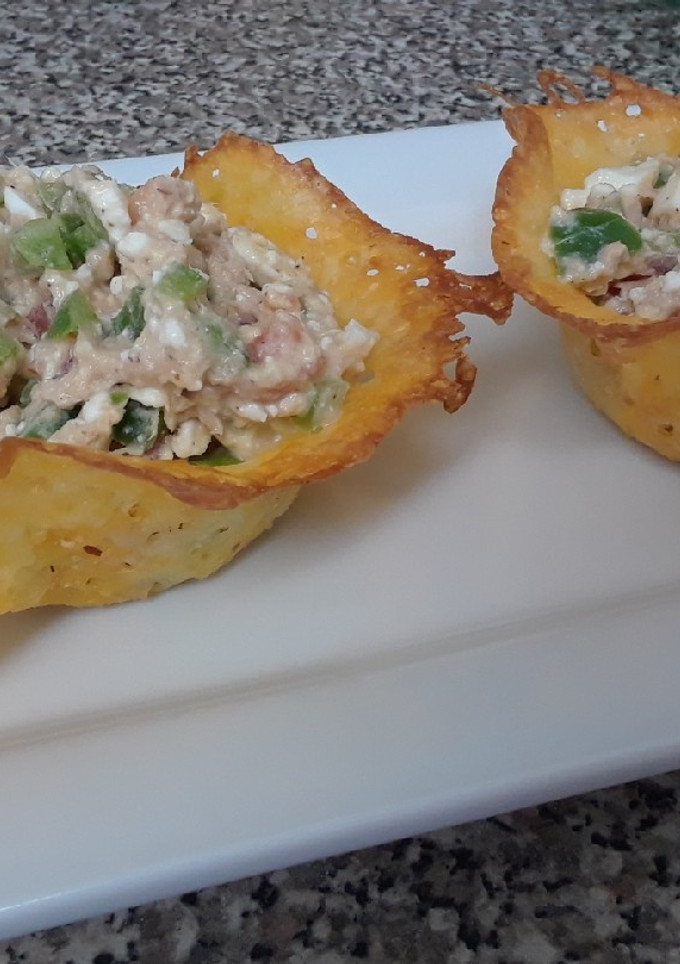 Una foto de Canastitas de queso rellenas de ensalada