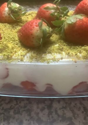Une photo de 🍓Tiramisu fraises 🍓 pistaches 🍰