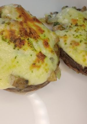 Una foto de Portobellos gratinados