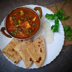 A picture of Matar paneer.