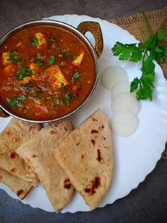A picture of Matar paneer.