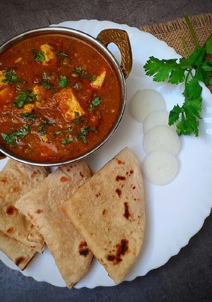 A picture of Matar paneer.