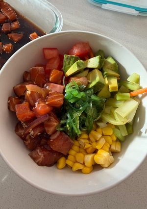 Hình của món Poke bowls.