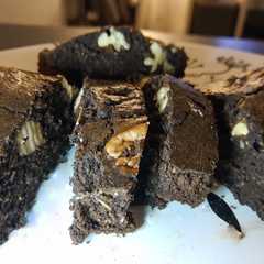 Una foto de Brownie de algarroba y chocolate fit