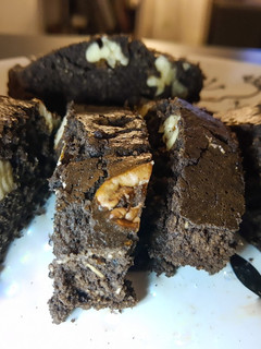 Una foto de Brownie de algarroba y chocolate fit