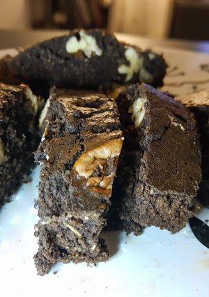 Una foto de Brownie de algarroba y chocolate fit
