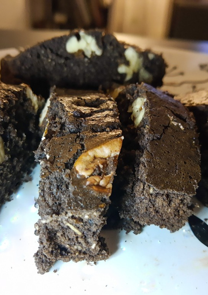 Una foto de Brownie de algarroba y chocolate fit