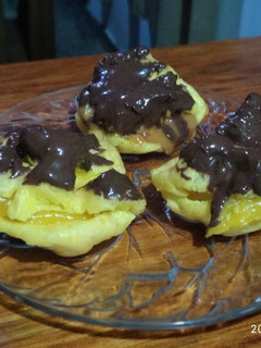 Una foto de Bombas rellenas con baño de chocolate