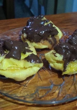 Una foto de Bombas rellenas con baño de chocolate