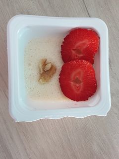 Una foto de Panacota con fresas y nueces