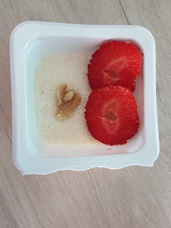 Una foto de Panacota con fresas y nueces