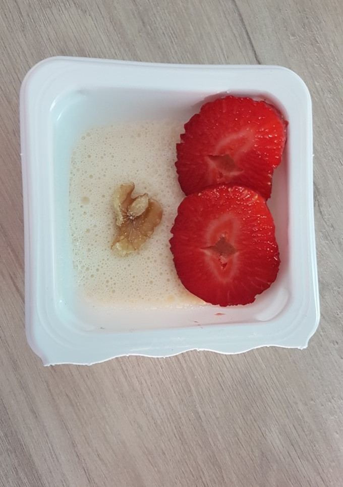Una foto de Panacota con fresas y nueces