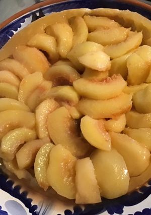 Une photo de Tarte renversée aux pêches blanches du jardin pâte brisée à la pomme