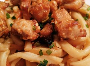Une photo de Yaki Udon au poulet sauté cacahuètes