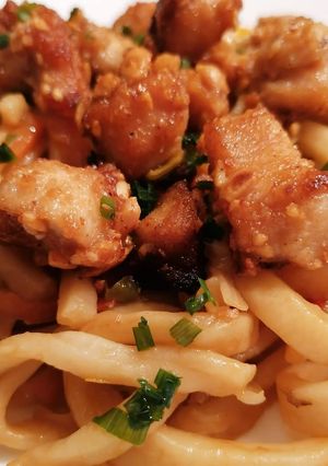 Une photo de Yaki Udon au poulet sauté cacahuètes