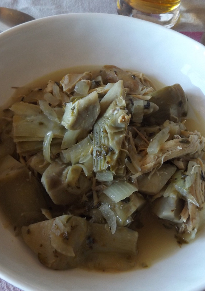 Una foto de Potaje de pollo y alcachofas