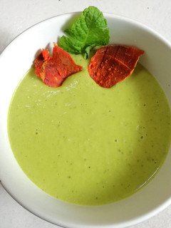 Una foto de Crema de guisantes y menta