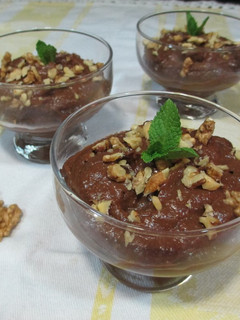 Una foto de Mousse de cacao puro, aguacate y manzana Fuji - veggie